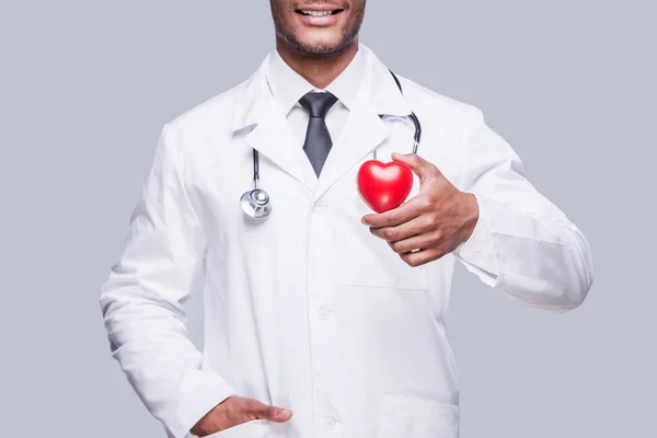Africano médico celebración corazón forma juguete — Foto de Stock