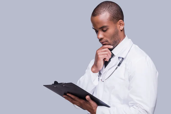 Africano médico segurando prancheta — Fotografia de Stock