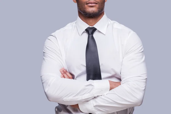 Afrykańskiego człowieka w koszulę i krawat utrzymanie rękami skrzyżowanymi — Zdjęcie stockowe