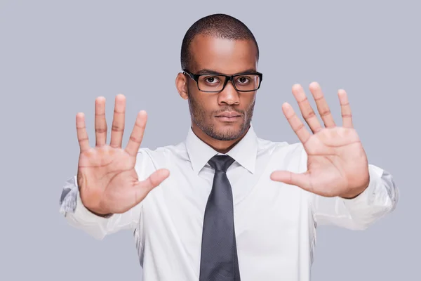 Hombre africano con camisa y corbata mostrando sus palmas — Foto de Stock