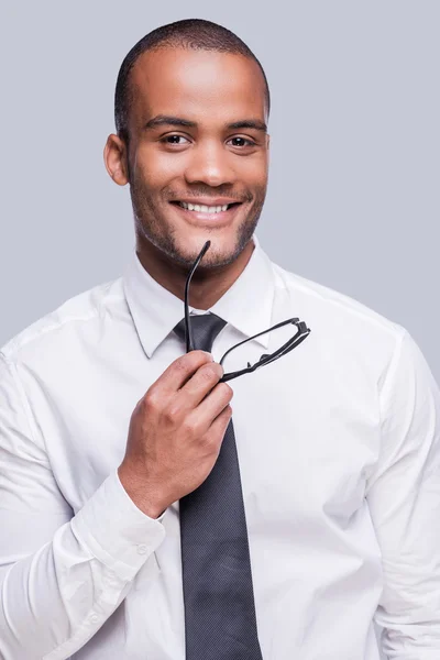 Afrykańskiego człowieka w koszulę i krawat posiadania okularów — Zdjęcie stockowe