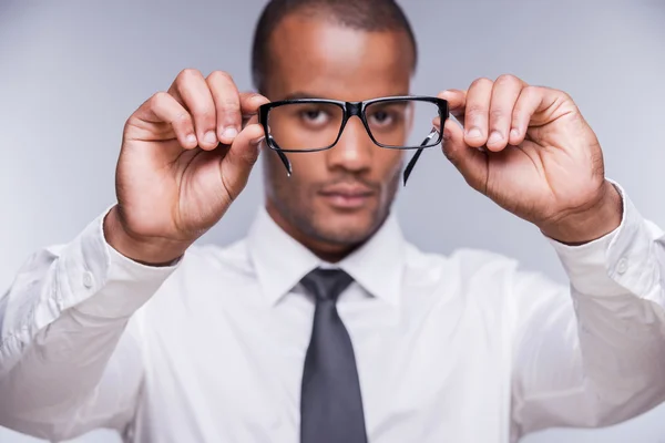 African man in shirt and tie holding eyeglasses — Stock Photo, Image