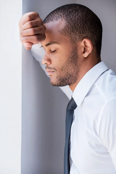 Депрессивный молодой человек в рубашке и галстуке — стоковое фото