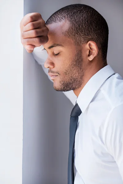 Depressieve jongeman in overhemd en stropdas — Stockfoto