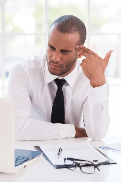 Afrikaanse man aanraken van zijn tempel met vinger pistool — Stockfoto