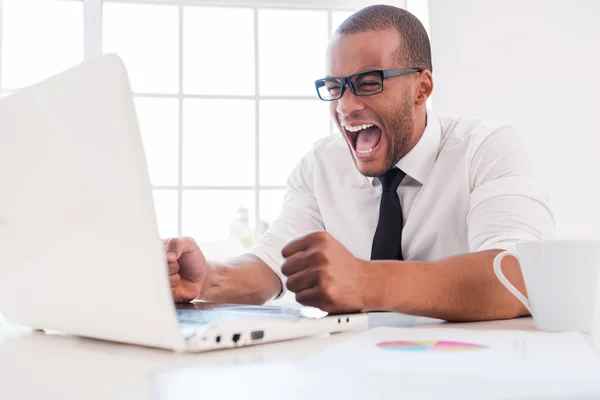 Afrikalı adamın laptop bakarken bağırarak — Stok fotoğraf