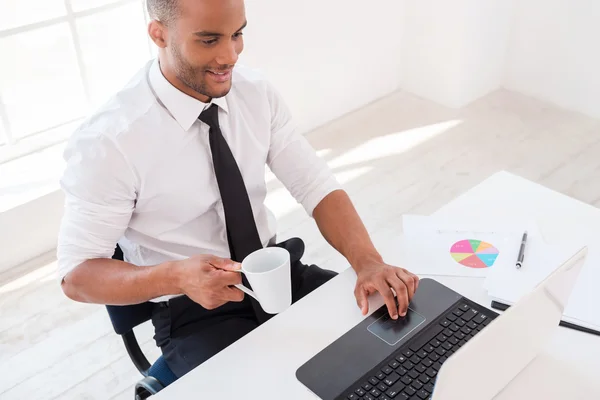 Africano homem de camisa trabalhando no laptop — Fotografia de Stock