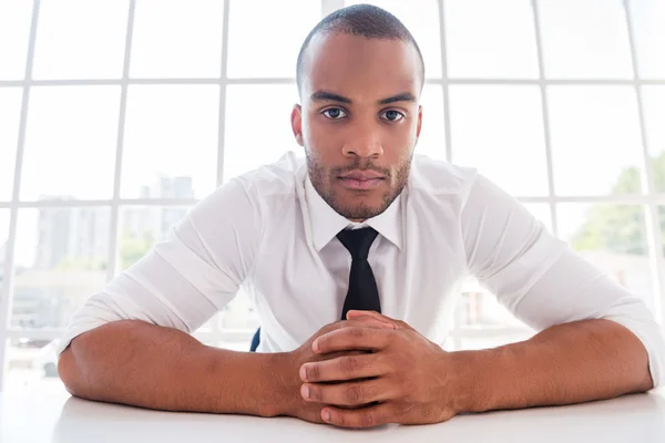 Afrikalı erkek gömlek ve kravat sıktı elele — Stok fotoğraf