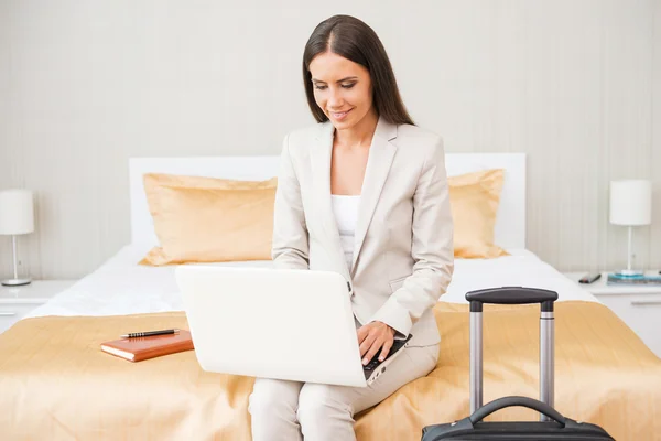 Geschäftsfrau im Anzug arbeitet am Laptop — Stockfoto