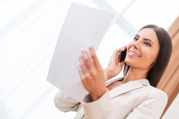 Empresaria hablando por teléfono móvil — Foto de Stock