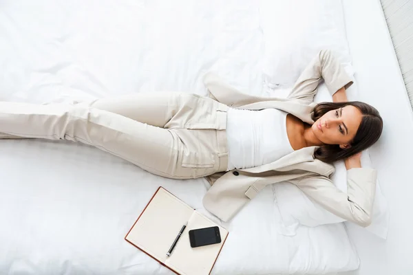 Бизнесмен, лежащая в постели в гостиничном номере — стоковое фото