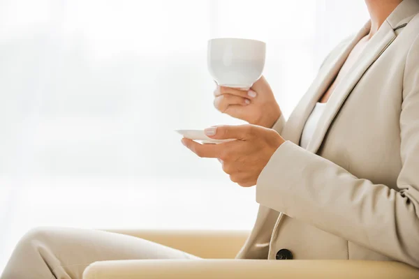 Pebisnis wanita minum kopi — Stok Foto
