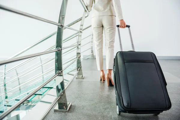 Femme d'affaires portant une valise — Photo