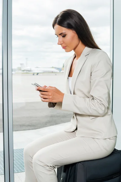 Affärskvinna med mobiltelefon — Stockfoto