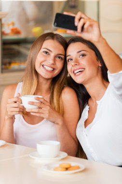 Kadınlar selfie kafede yapma