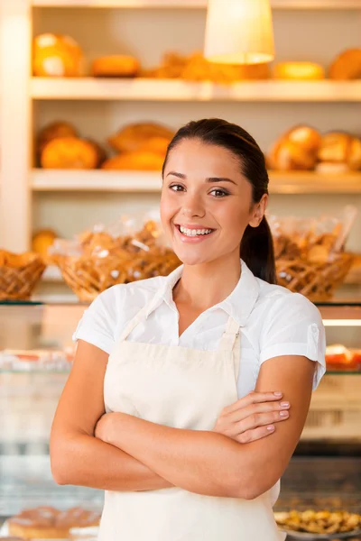 Frau in Schürze in Bäckereigeschäft — Stockfoto