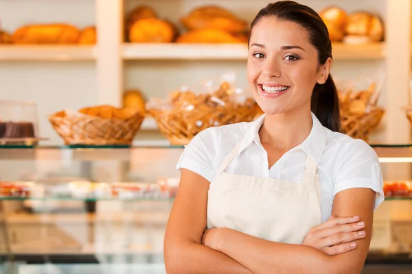 Mujer en delantal en panadería — Foto de Stock