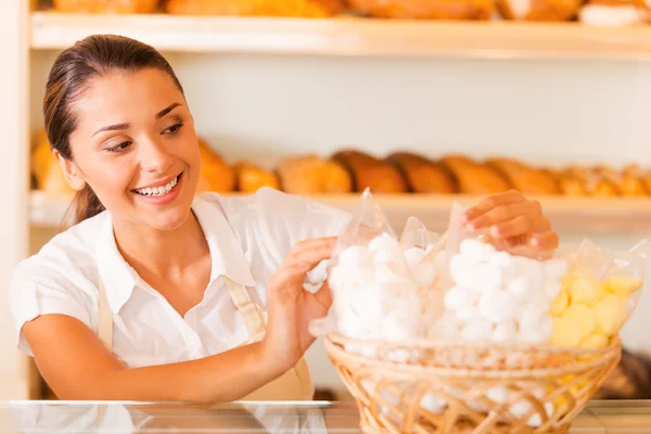 Embalaje de galletas frescas para la venta . — Foto de Stock