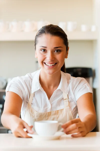 Woman in apron serving coffee — Stock Photo, Image