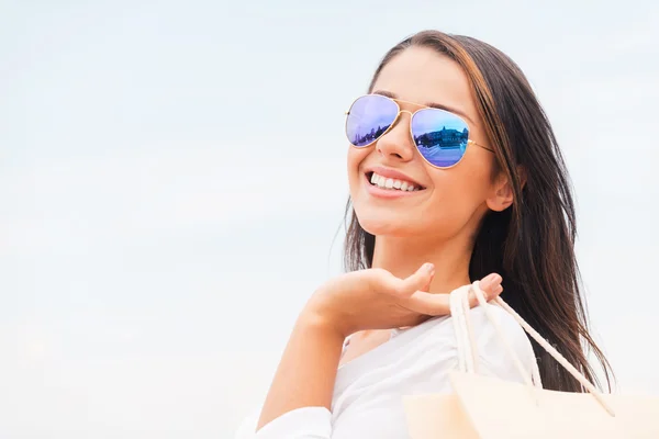 Mulher segurando sacos de compras — Fotografia de Stock