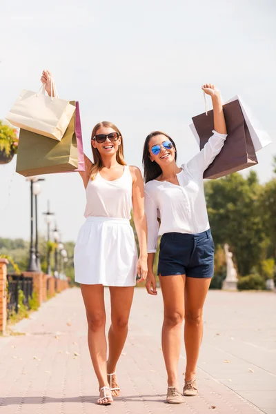 Women showing their shopping bags — Stock Photo, Image