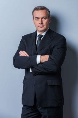 Kendine güvenen iş uzmanı.