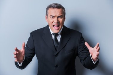 resmi kıyafeti öfkeli olgun adam