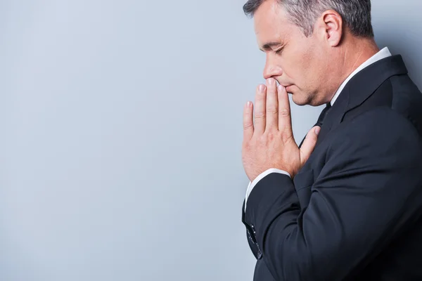 Olgun erkek resmi kıyafeti içinde dua — Stok fotoğraf