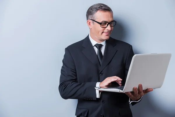 Uomo d'affari con laptop. — Foto Stock