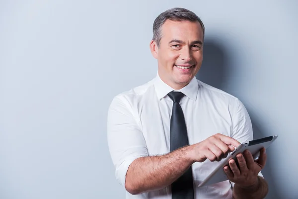 Volwassen man aan het werk op digitale Tablet PC — Stockfoto