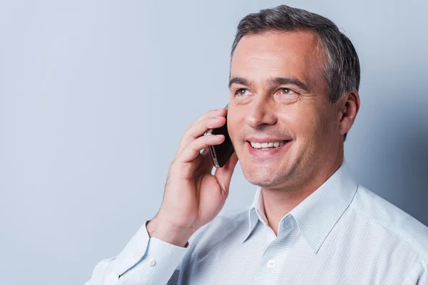 Gammal man pratar i mobiltelefon — Stockfoto