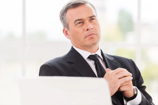 Riflessivo maturo uomo in formalwear — Foto Stock