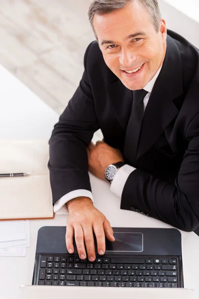 Volwassen man in formalwear die op laptop werkt — Stockfoto