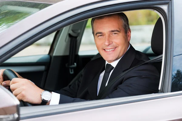 Mature man in formalwear driving car — Stock Photo, Image