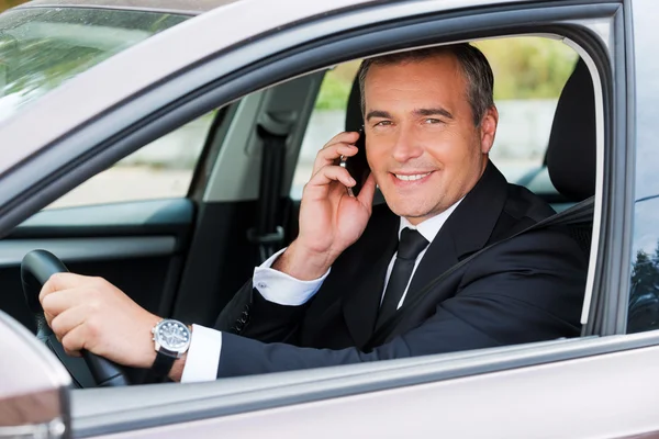Mature man in formalwear driving — Stock Photo, Image