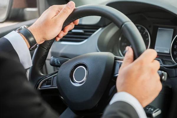 Man in formalwear rijden auto — Stockfoto