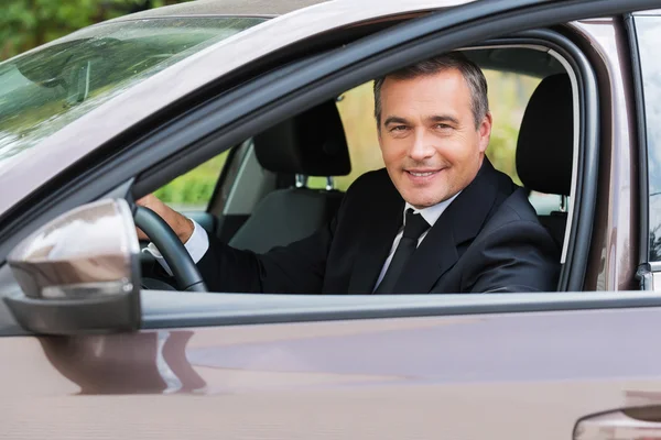 Mature man in formalwear sitting in car — Stock Photo, Image