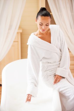 kadında eğilerek küvet bornoz