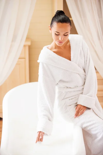 Woman in bathrobe leaning at the bathtub — Stock Photo, Image