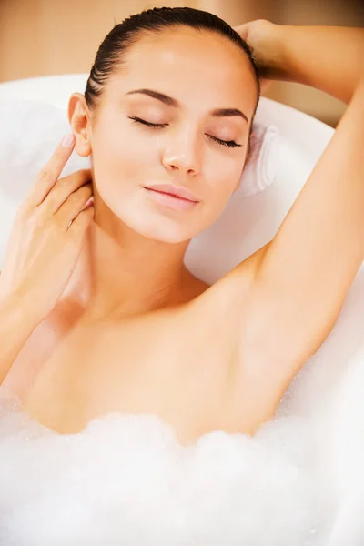 Woman enjoying luxurious bath — Stock Photo, Image