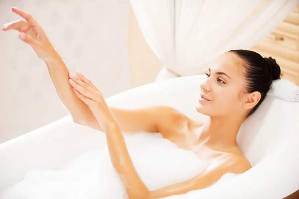 Mujer disfrutando de baño de lujo — Foto de Stock