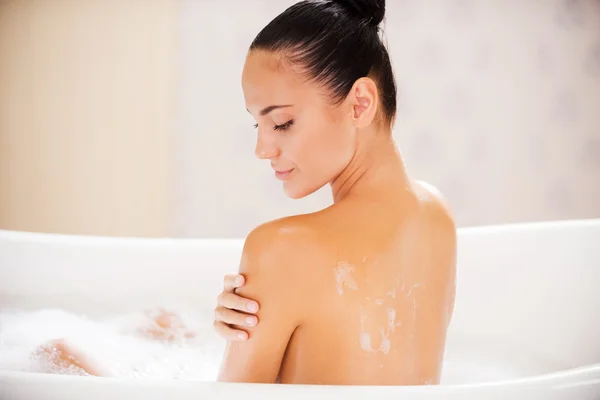 Woman enjoying bubble bath — Stock Photo, Image