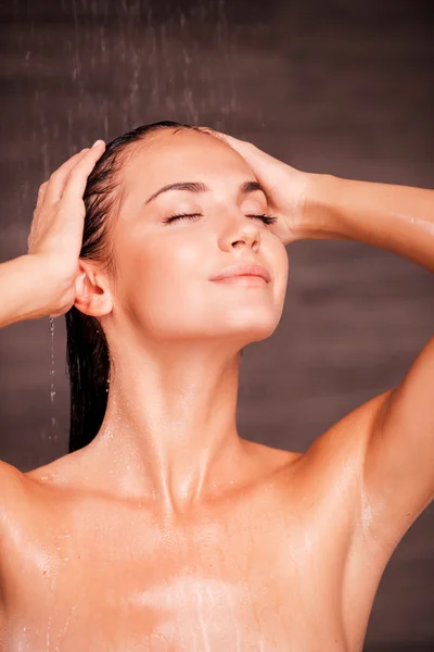 Žena mytí vlasů — Stock fotografie
