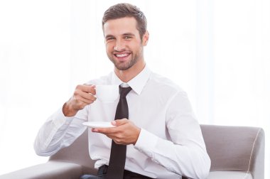 İş adamı kahve içiyor.