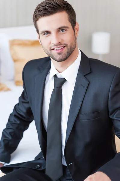 Businessman in hotel room. — Stock Photo, Image