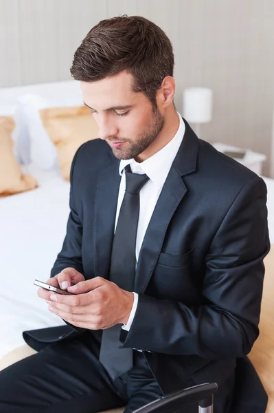 Man in formalwear typing message — Stock Photo, Image