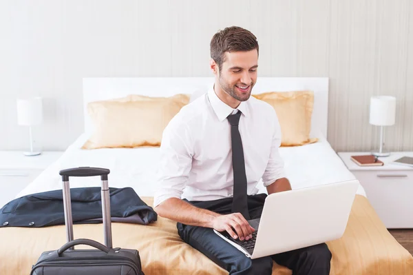 Homem de camisa e gravata trabalhando no laptop — Fotografia de Stock