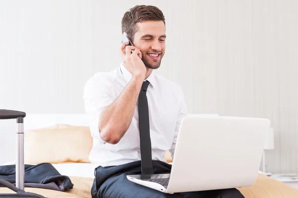 Uomo in camicia e cravatta al lavoro sul computer portatile — Foto Stock