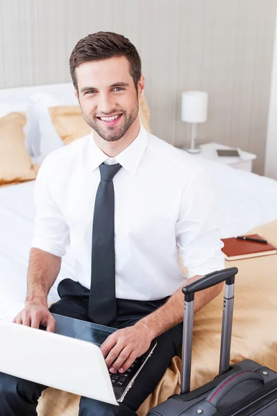 Homem de camisa e gravata trabalhando no laptop — Fotografia de Stock