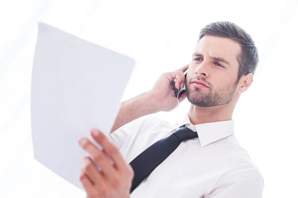 Hombre con camisa y corbata hablando por teléfono móvil —  Fotos de Stock